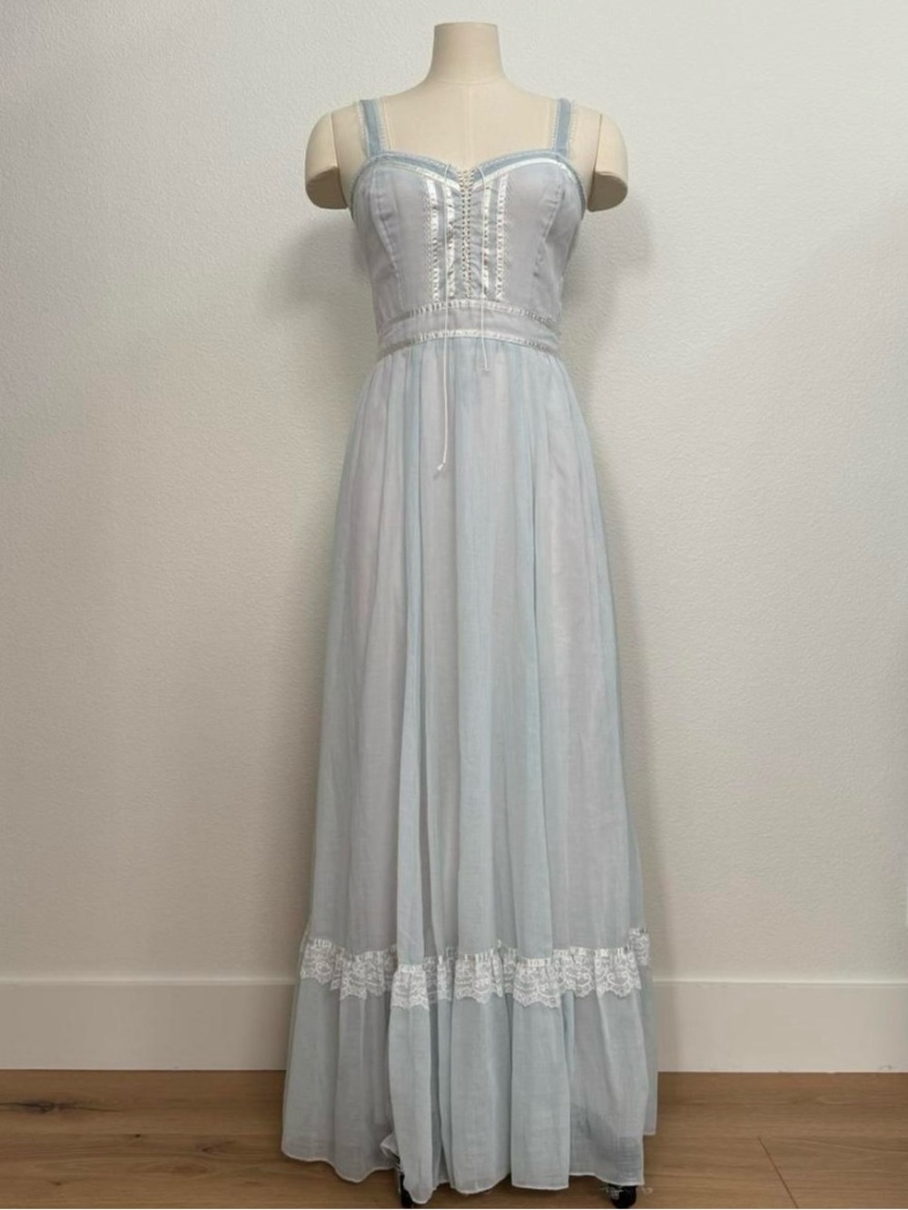 Vintage 1970s Gunne Sax Dress
Soft Pale Blue Material Fully Lined